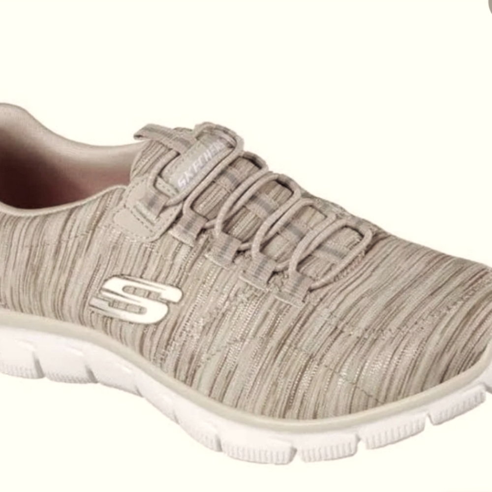 NWT Women Skechers Relaxed Fit Memory Form Air Cooled Shoe Size 11